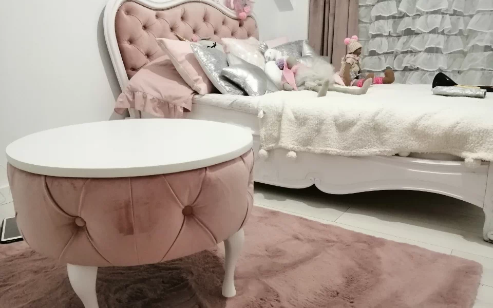 sofa z fotelami w salonie